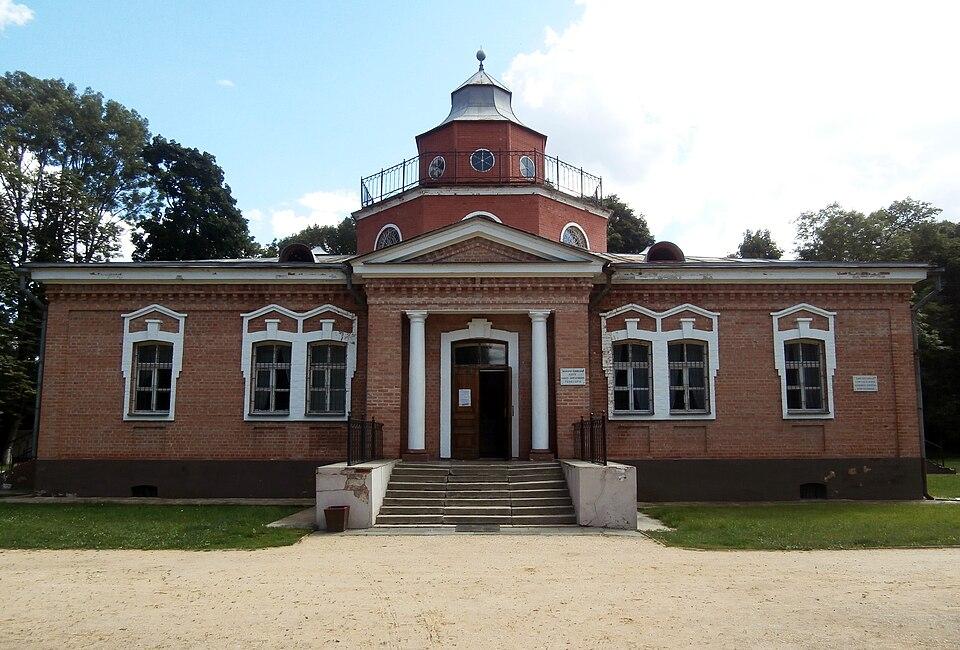 Fotografia dworu-muzeum w Krasnym Rogu, gdzie Tołstoj spędził część życia. Fot. Aleksy Gomankow/ Wikimedia Commons